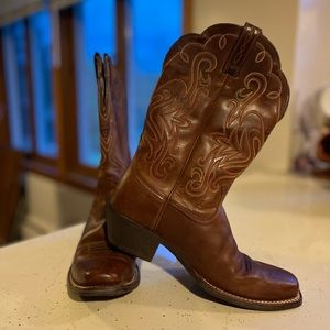 Ariat Women’s Size 8B Square Toe Boots